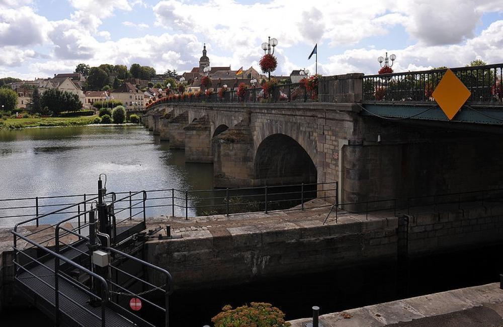 Mittelalterliche Saone-Bruecke in Gray